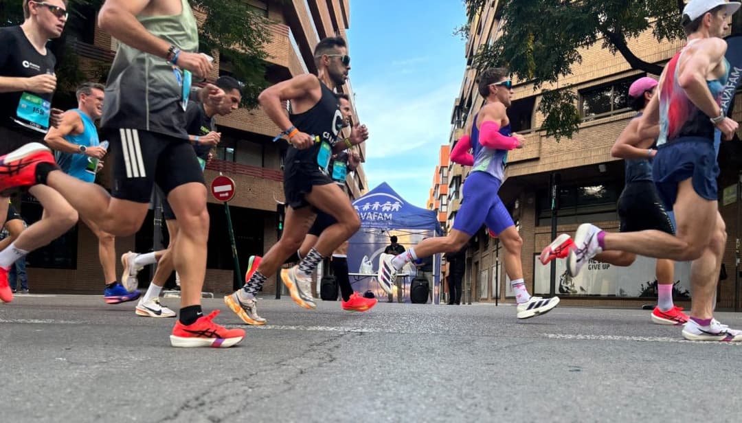 AVAFAM llena de energía y alegría el Medio Maratón Valencia 2026