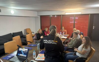 Aprendre a navegar sense riscos: una sessió per a majors sobre seguretat digital