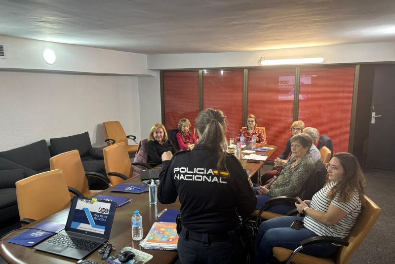 Aprender a navegar sin riesgos: una sesión para mayores sobre seguridad digital